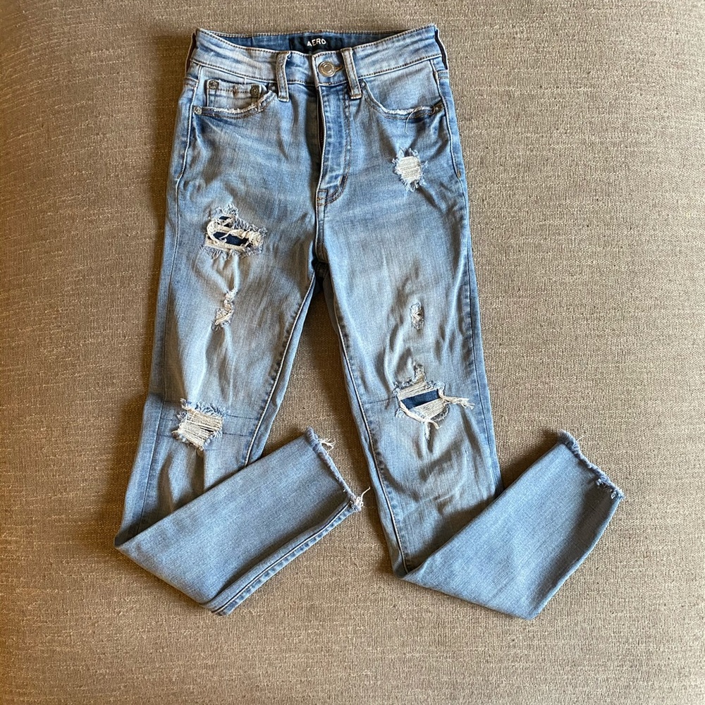 Aero Light Wash Distressed Ultra High Rise Jegging